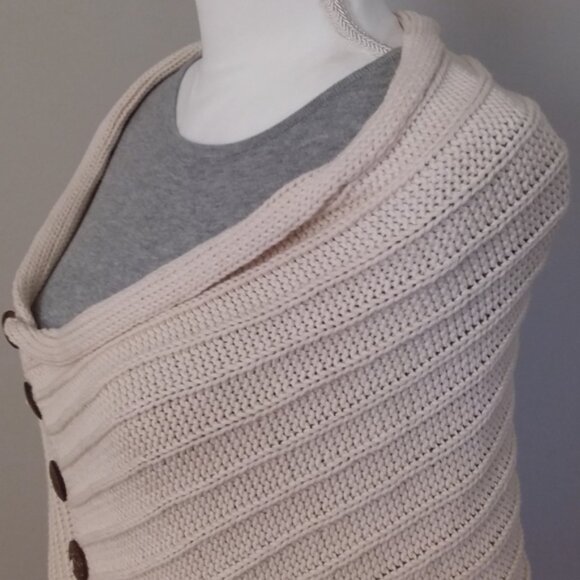 Pure & Co. ♡ Hand-knit White Shawl with Coconut Buttons - Picture 4 of 7